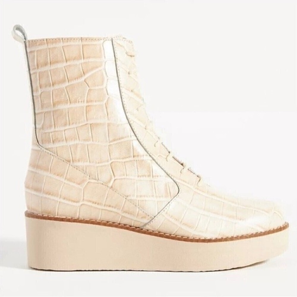 Anthropologie Boots lace up Stompy size 6 Cream